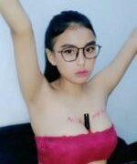 Anggi Cantik jepit pulpen di tetek