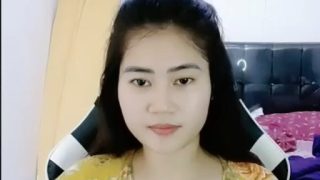Yolla Elissa Belahan Dada Seksi Mulus