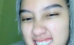 Kak Angel Ukhti pamer Tali Beha Host Cantik Mango