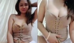 Miss Vhifi Lepas Baju Colmek Ngangkang Desah Enak Doi